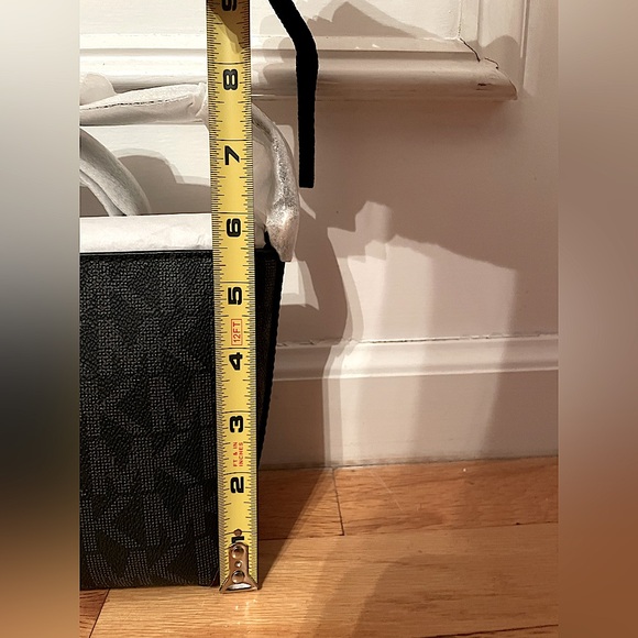 MICHAEL KORS JET SET TZ CROSSBODY - Picture 6 of 9